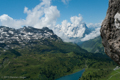 Blick auf das malerische Berner Oberland mit den Engelhörnern in Wolken