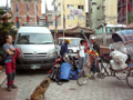 In Kathmandu vor dem Hotel professioneller Abtransport mit Rikscha