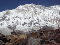 Blick vom ABC auf die gigantische Südwand der Annapurna. Im Vordergrund das Boukreev-Memorial