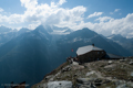 Die Domhütte, im Hintergrund das Weisshorn