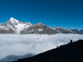 Abstieg über dem Wolkenmeer mit Blick auf das Weisshorn